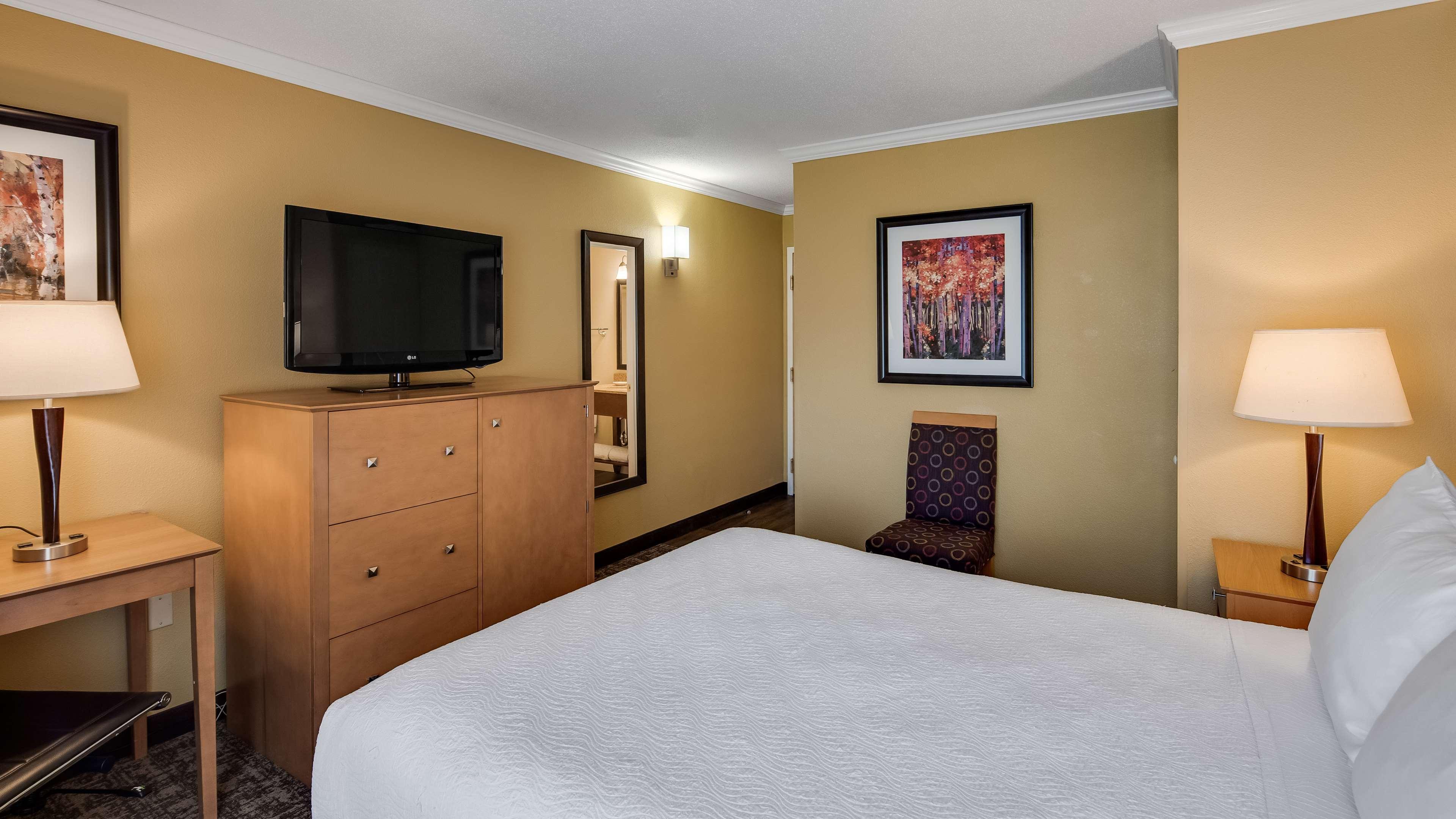 Best Western Plus Windjammer Inn & Conference Center Burlington Exterior photo