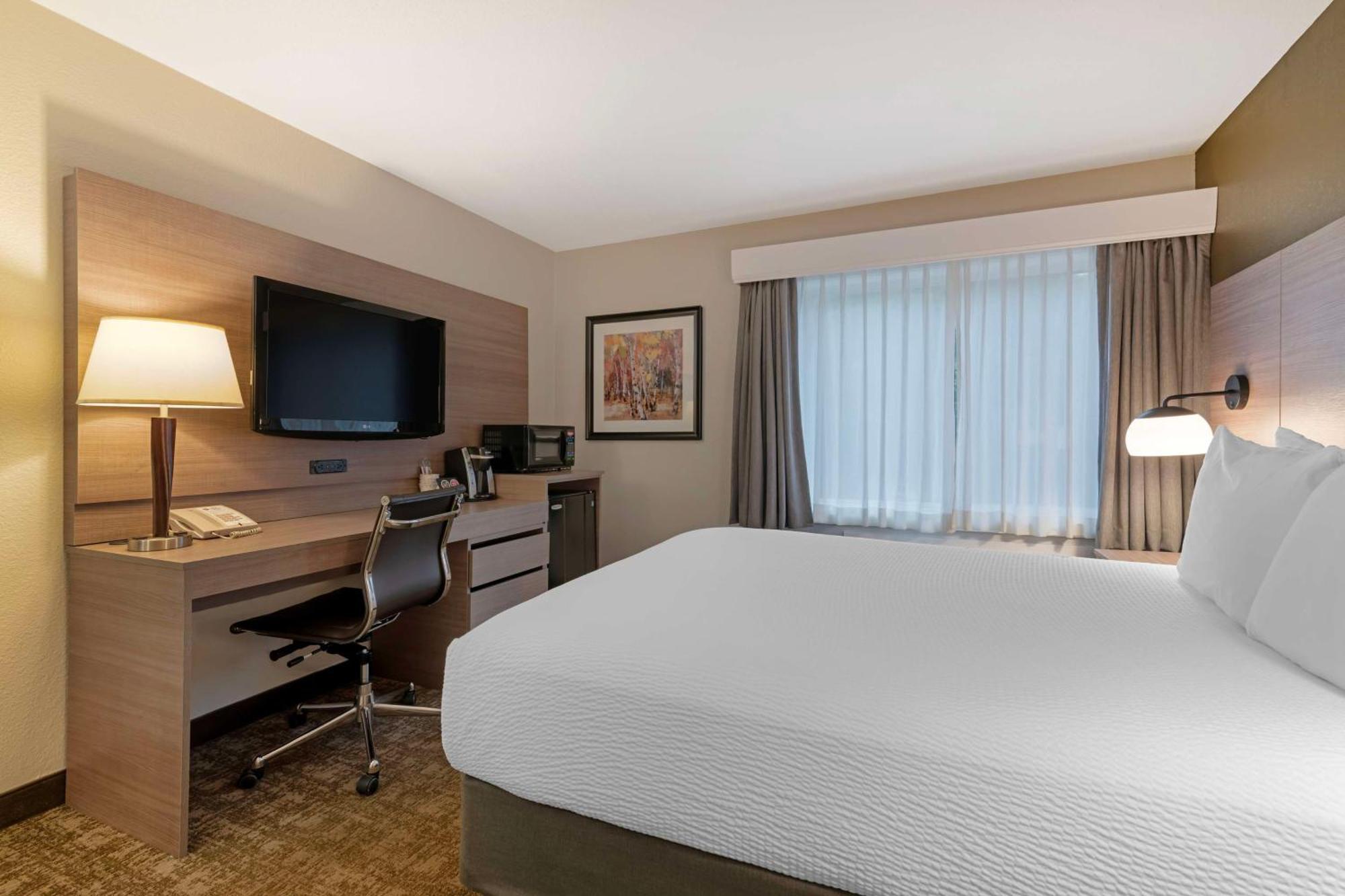 Best Western Plus Windjammer Inn & Conference Center Burlington Exterior photo