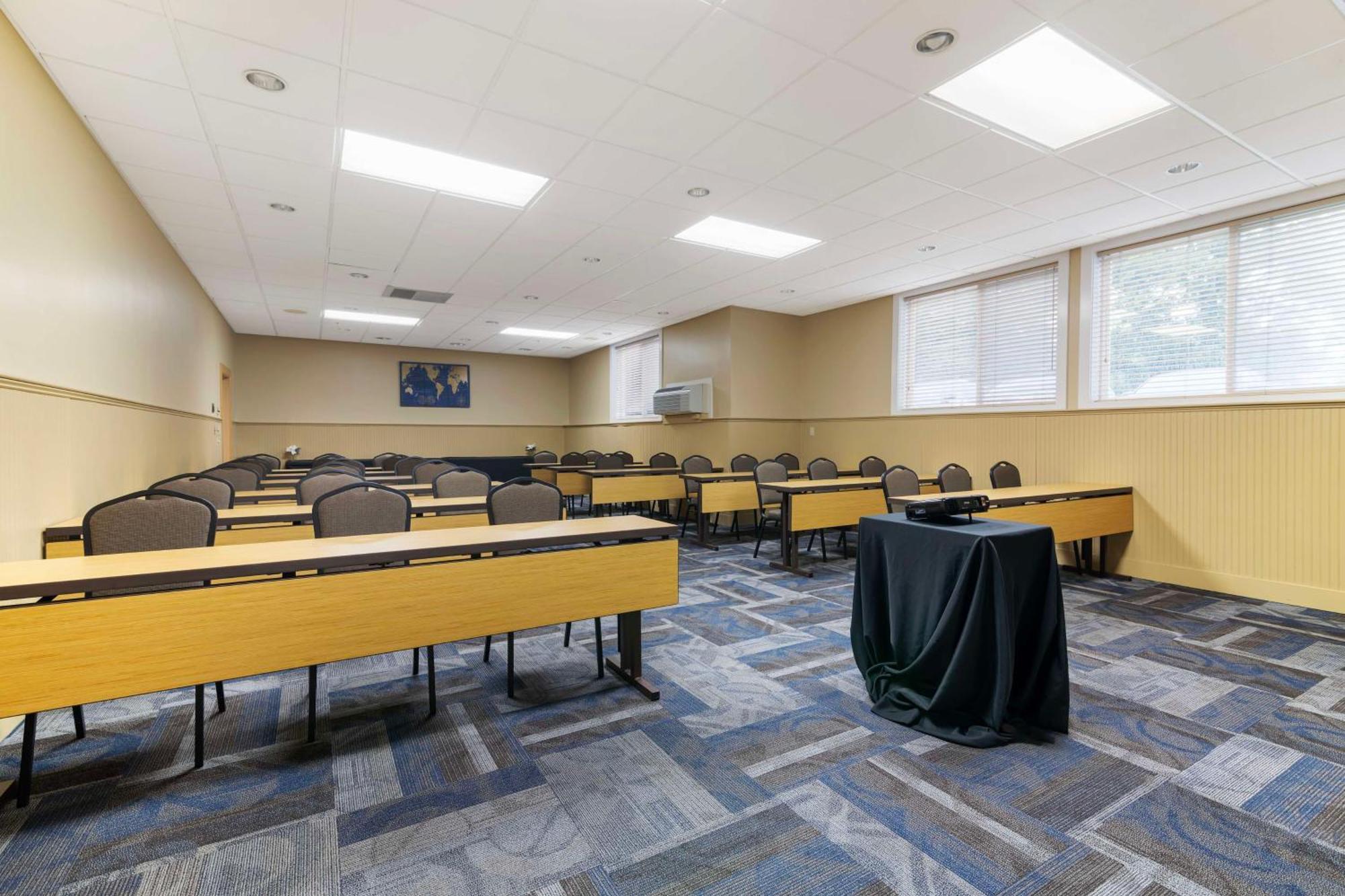 Best Western Plus Windjammer Inn & Conference Center Burlington Exterior photo